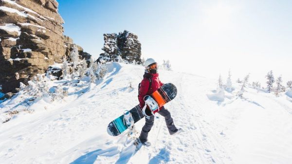 How to safely ride powder in backcountry snowboarding