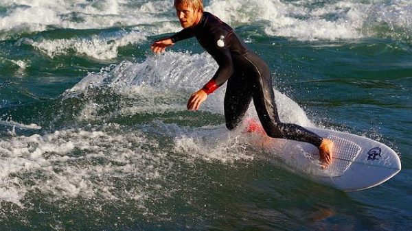 How to choose the right wetsuit thickness for cold water surfing