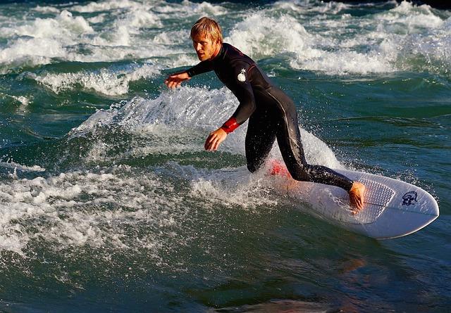 How to choose the right wetsuit thickness for cold water surfing