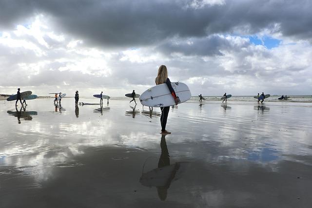 Surfing Techniques for Navigating Crowded Lineups