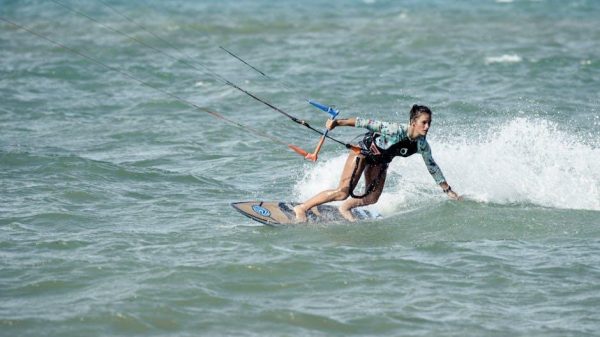 How to control speed while surfing in fast moving waves