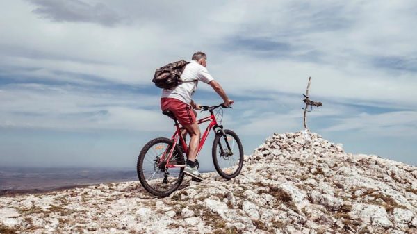 How to ride switch in mountain biking without losing control