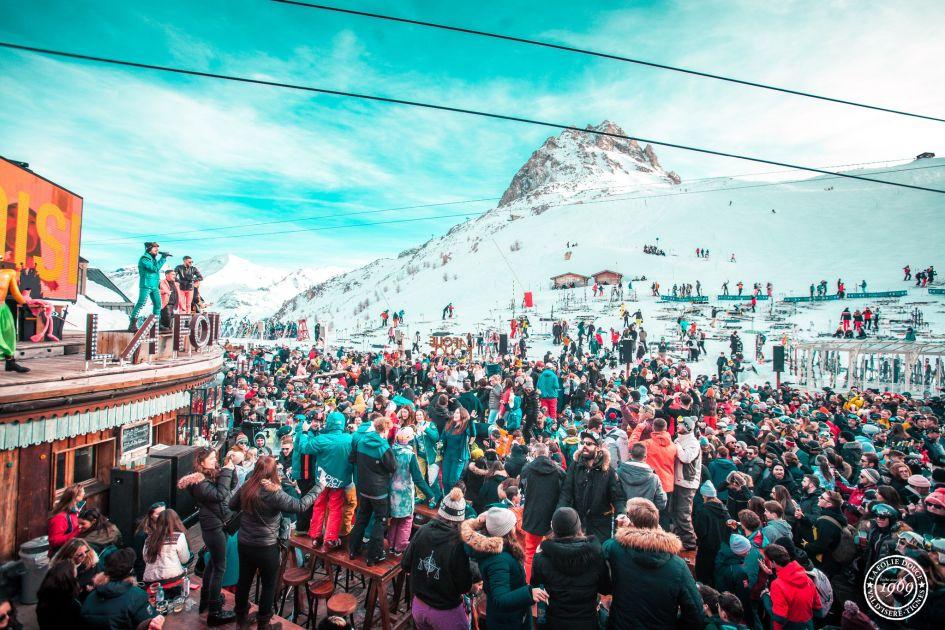 Après-Ski Extravaganza: Discover Vibrant Nightlife at Top Resorts