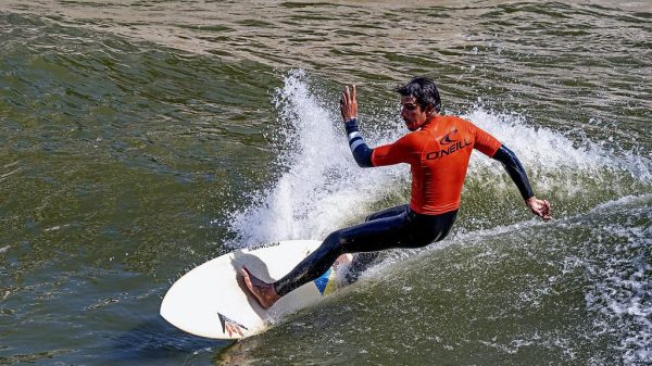 How to improve balance for beginner surfers in small waves