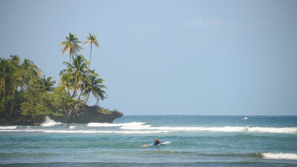 Best surfing spots in Central America for intermediate surfers